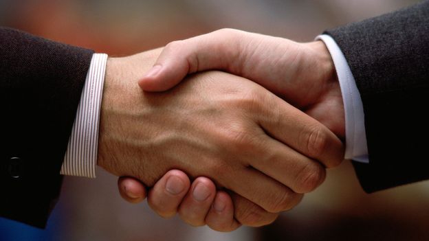 Handdruk tussen twee zakenpartners